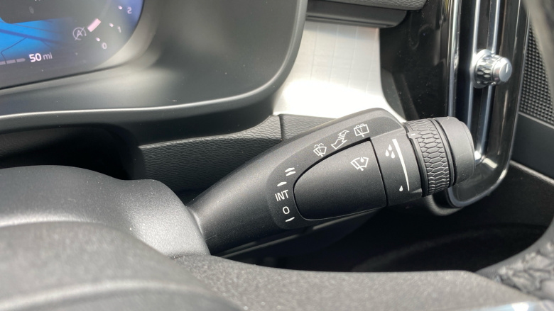 Volvo XC40 2.0 B4P Plus Black Edition 5dr Auto Petrol Estate